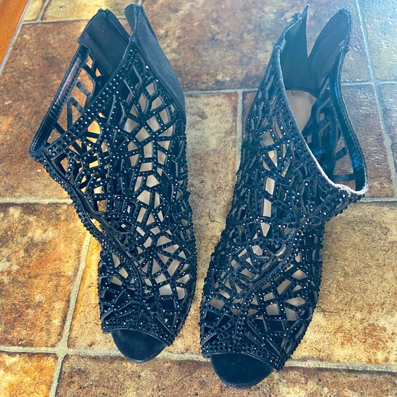 Le Chateau black diamond netted heels/stilettos - Picture 6 of 6